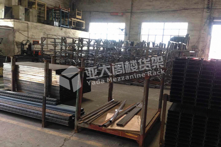 廣州亞大閣樓貨架廠(chǎng)家訂單不斷，工廠(chǎng)人員正全力以赴趕貨中